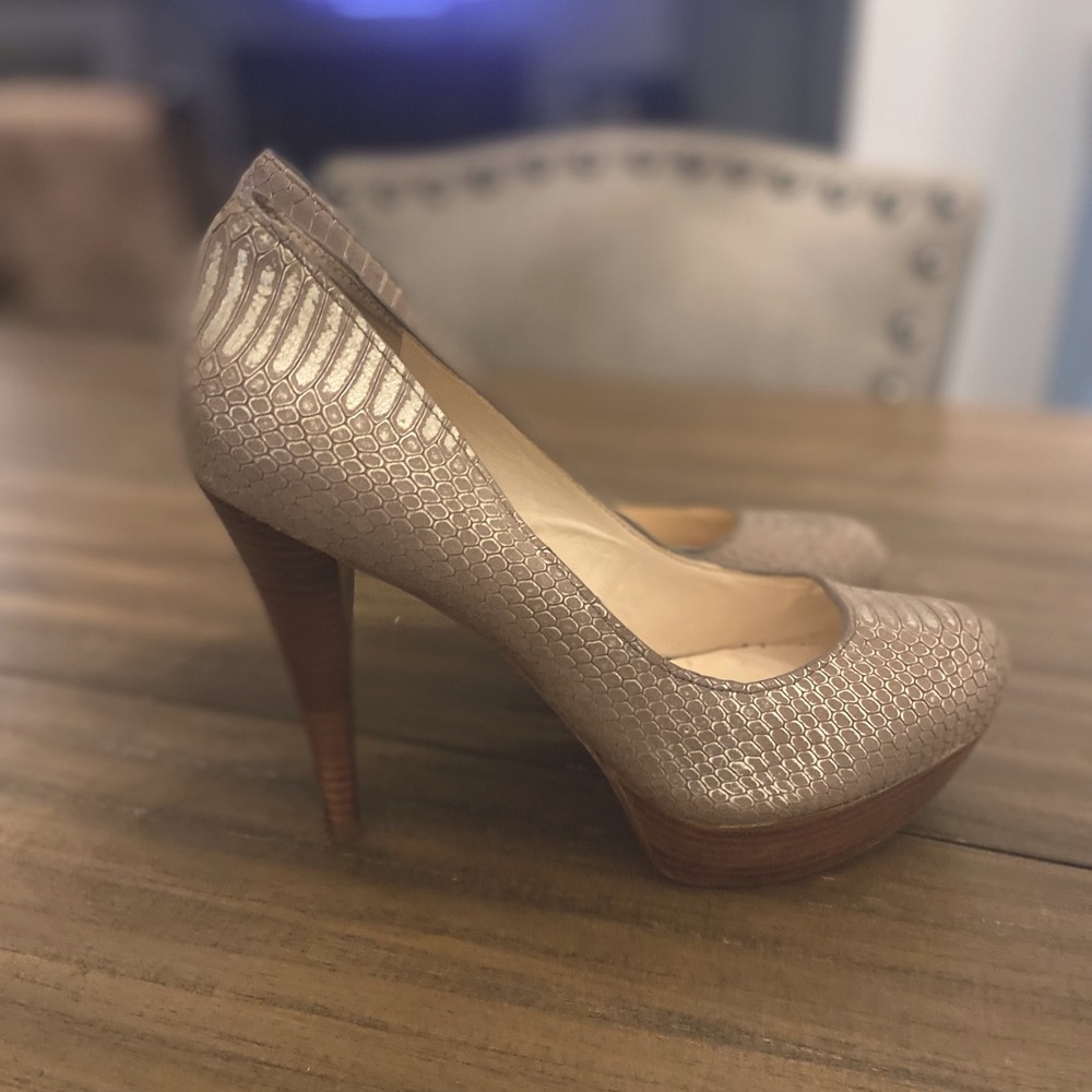 Guess snakeskin print tan heels size 9